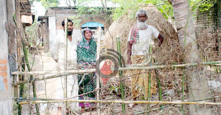 প্রতিবেশীর দেয়া বেড়ায় ৭ দিন ধরে অবরুদ্ধ কৃষক পরিবার