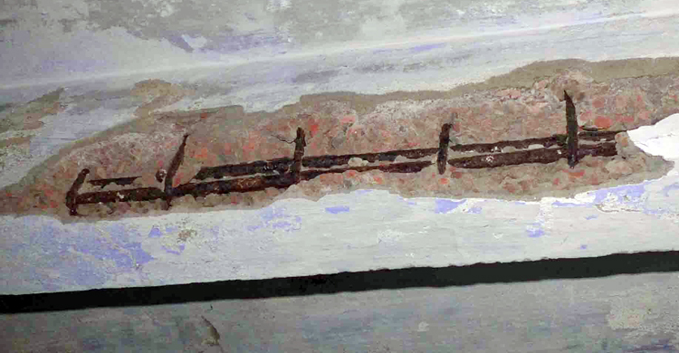 বৃষ্টি হলেই ছাদ দিয়ে পড়ে পানি, এর মধ্যেই চলে পাঠদান