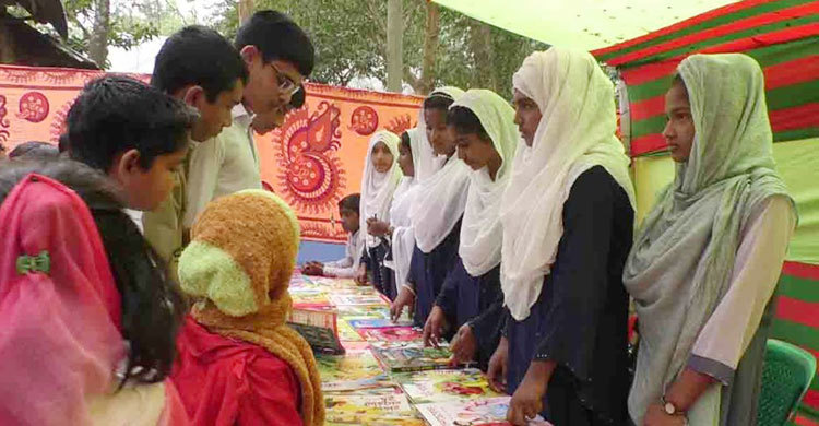 নওগাঁর মশিদপুরে নিভৃত পল্লীতে অনন্য বইমেলা