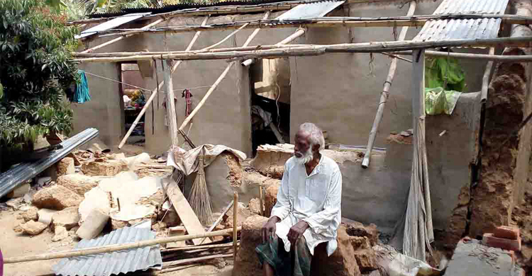 ভিক্ষুকের ঘর ভেঙে দিলেন ইউপি সদস্য
