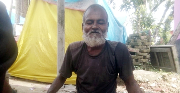 ভিক্ষার জমানো টাকা মসজিদে দান করলেন প্রতিবন্ধী মোজাম
