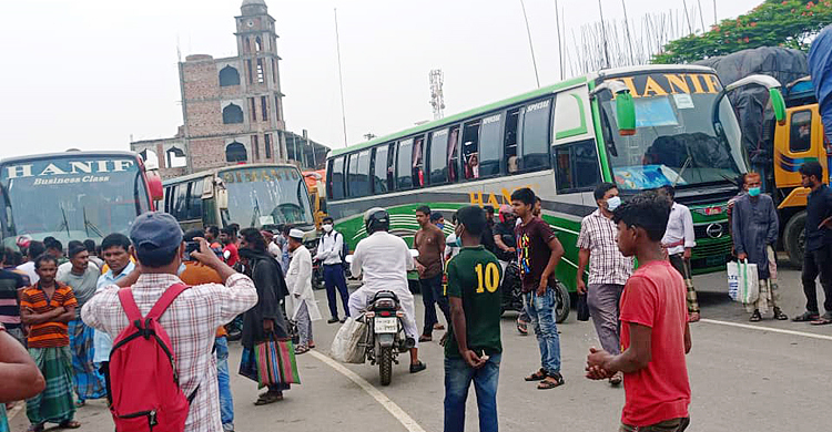 সুপারভাইজারকে মারপিটের প্রতিবাদে রাস্তায় বাস দিয়ে অবরোধ