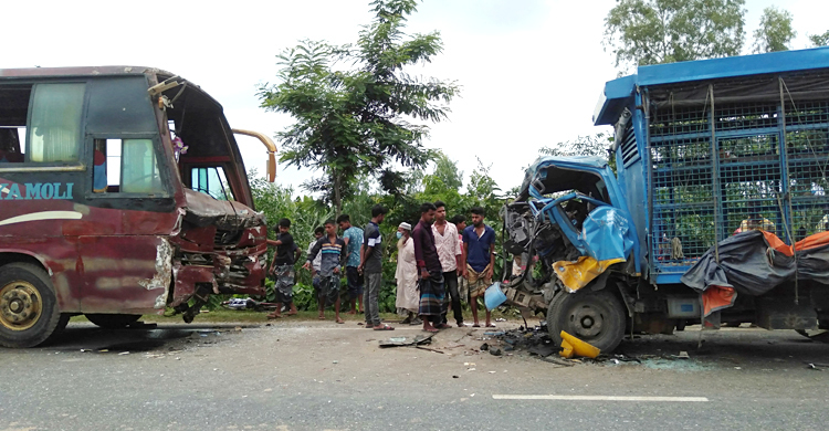 নওগাঁয় বাস-পিকআপ ভ্যানের সংঘর্ষে নিহত ১
