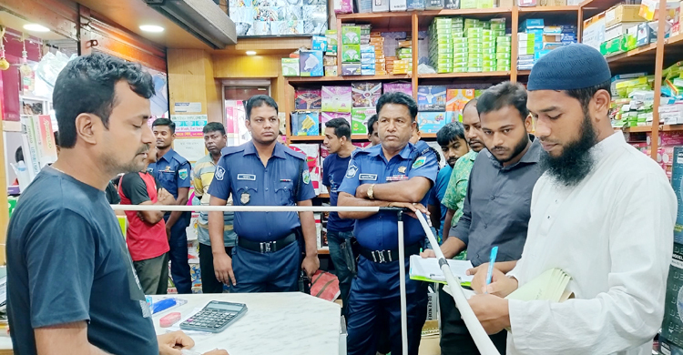 নওগাঁয় চার্জার ফ্যানের দাম বেশি রাখায় ৩ প্রতিষ্ঠানের জরিমানা