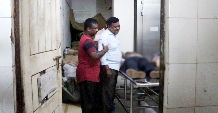 নওগাঁয় নিয়ন্ত্রণ হারিয়ে মাইক্রোবাস খাদে, স্বামী-স্ত্রী নিহত