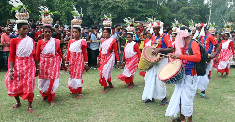 নওগাঁয় ক্ষুদ্র নৃ-গোষ্ঠীর কারাম উৎসব উদযাপন