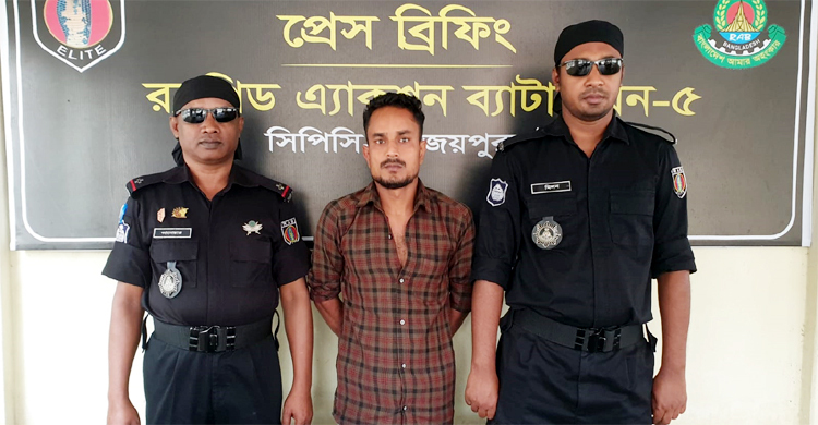 নওগাঁয় অস্ত্র-মাদকসহ যুবক আটক