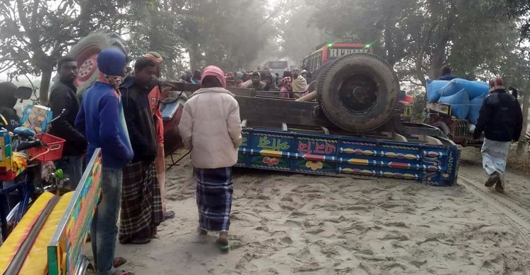 পত্নীতলায় ট্রাক্টরচাপায় দুই ভ্যান যাত্রী নিহত