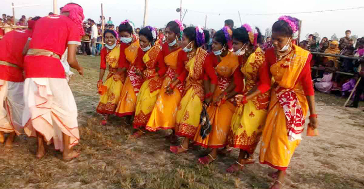 নেচে-গেয়ে কারাম উৎসব উদযাপন