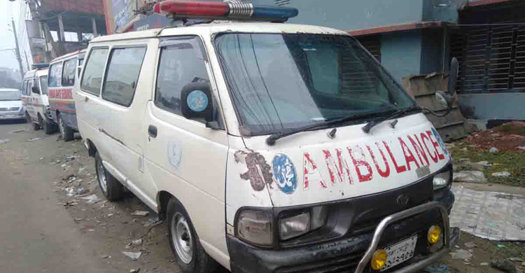 ভাঙাচোরা মাইক্রোবাস কেটে অ্যাম্বুলেন্স, ভাড়া ৩ হাজার