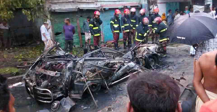 সিলিন্ডার বিস্ফোরণে অ্যাম্বুলেন্স পুড়ে ছাই