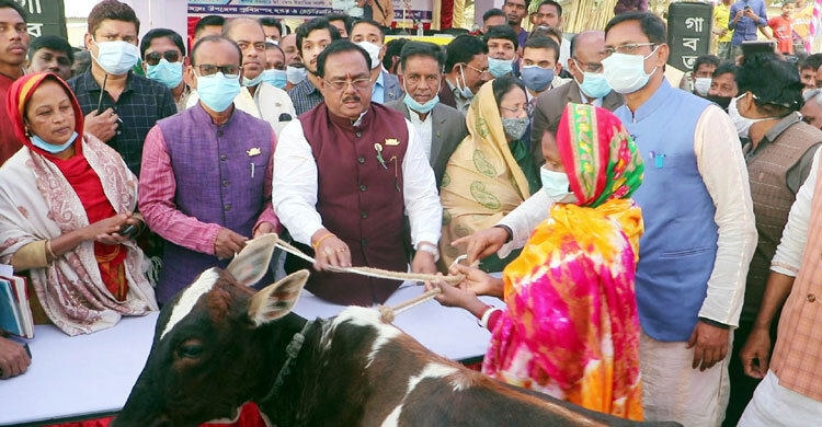 ‘তলাবিহীন ঝুড়ি’র দেশকে ‘উন্নয়নের রোল মডেল’ বানিয়েছে সরকার