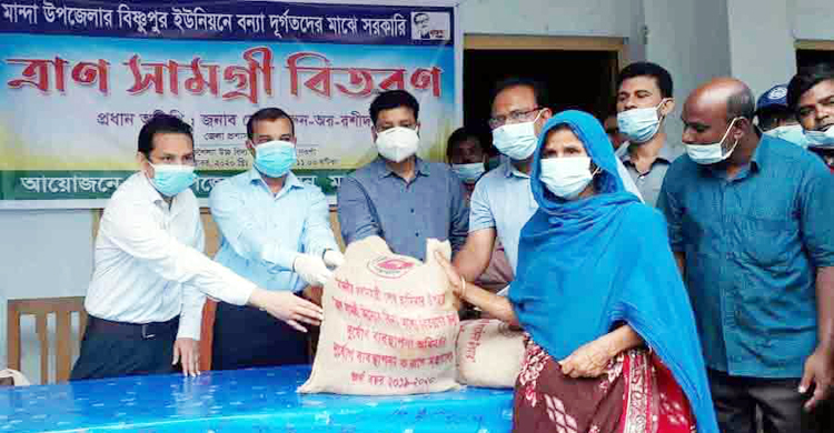 মান্দায় বন্যাদুর্গতদের ত্রাণ দিলেন ডিসি হারুন