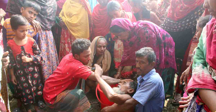 ফসলের মাঠে ভ্যানচালকের মরদেহ
