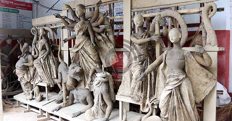 নওগাঁয় দুর্গোৎসবে প্রতিমা কারিগরদের ঘুরে দাঁড়ানোর চেষ্টা