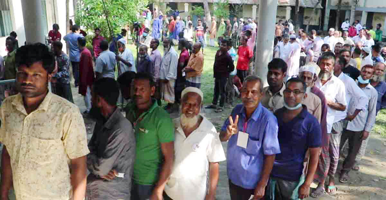 নওগাঁ-৬ আসনে চলছে ভোটগ্রহণ, কেন্দ্রে ভোটারদের ভিড়