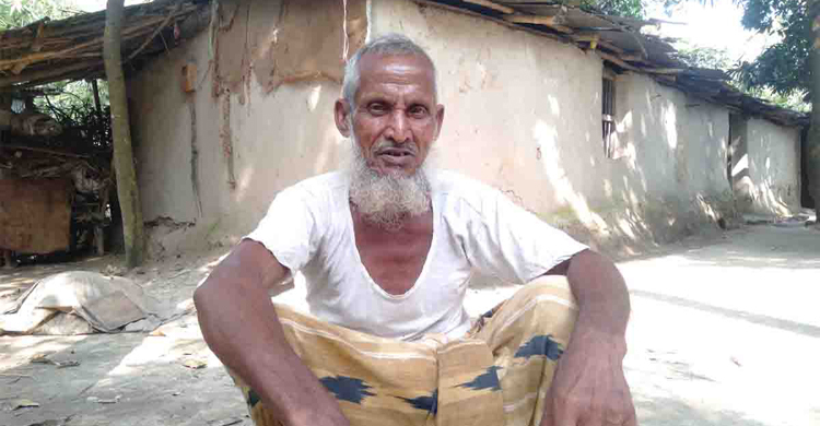 ৪০ বছর ধরে অন্যের জমিতে বাস, ভাগ্যের উন্নয়ন হয়নি ফজলুলের