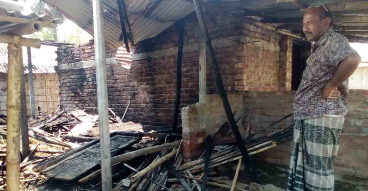 কয়েলের আগুনে সব পুড়ে ছাই