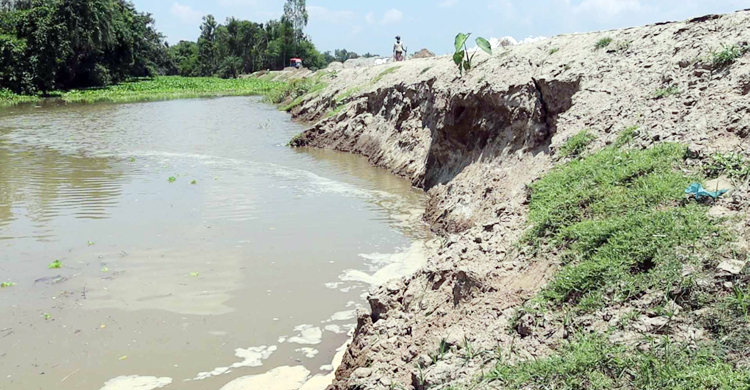 আত্রাই নদীর পানিবৃদ্ধি, বন্যা নিয়ন্ত্রণ বাঁধে ফাটল