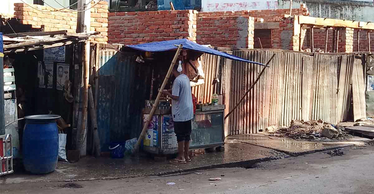 নওগাঁয় খাস সম্পত্তিতে অবৈধ স্থাপনা নির্মাণ