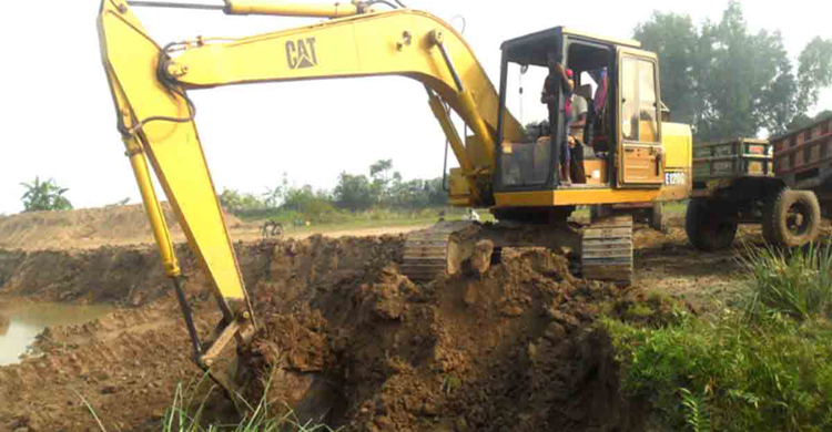 রানীনগরে ফসলি জমি থেকে মাটি কাটার ধুম