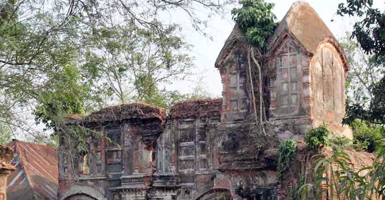 নিয়ামতপুরে অযত্ন অবহেলায় ‘ভাঙা মসজিদ’