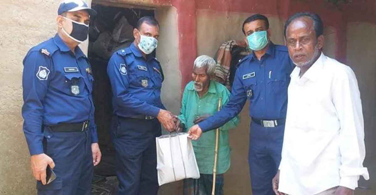 ক্ষুধার্ত ভিক্ষুকের বাড়িতে বাজার পৌঁছে দিল পুলিশ