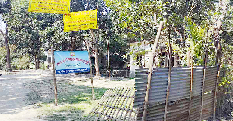 নওগাঁয় ট্রাস্টের জমিতে প্রধানমন্ত্রীর উপহারের ঘর নির্মাণ