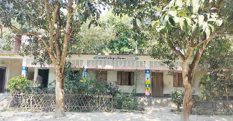 নওগাঁয় ট্রাস্টের জমিতে প্রধানমন্ত্রীর উপহারের ঘর নির্মাণ