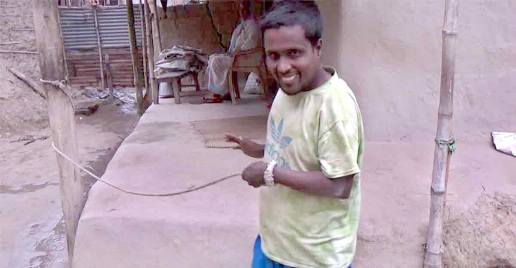 ১২ বছর ধরে দড়িতে বাঁধা সুজন