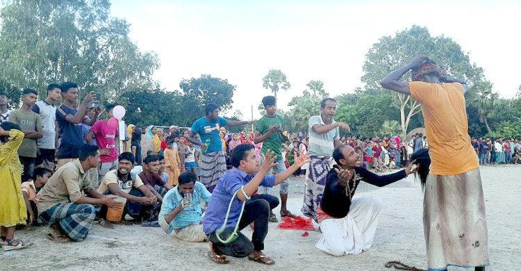 নওগাঁয় তন্ত্রমন্ত্রের ‘পাতা খেলা’