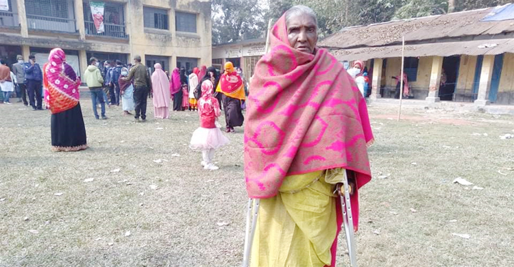 ক্রাচে ভর করে ভোট দিলেন বৃদ্ধা আমেনা