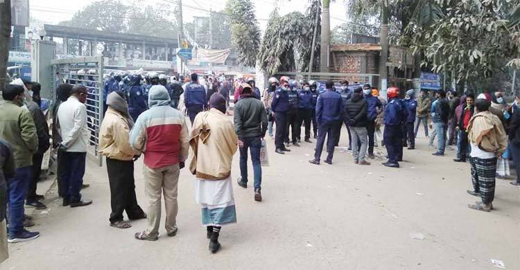 পুলিশের হাতে আইনজীবী লাঞ্ছিত, আদালত বর্জন