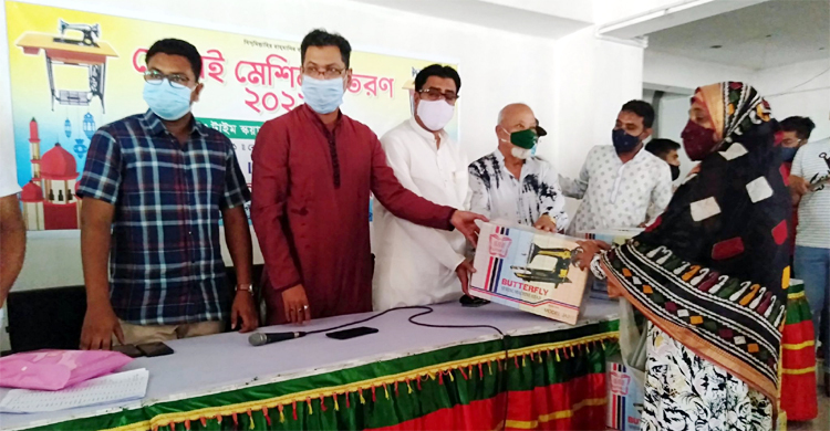 নওগাঁয় ১০০ নারী পেলেন সেলাই মেশিন