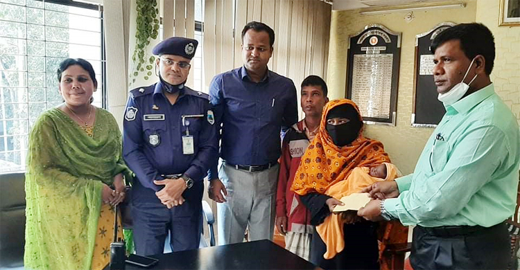 মায়ের কোলে ফিরল ঋণের চাপে বিক্রি হওয়া শিশু
