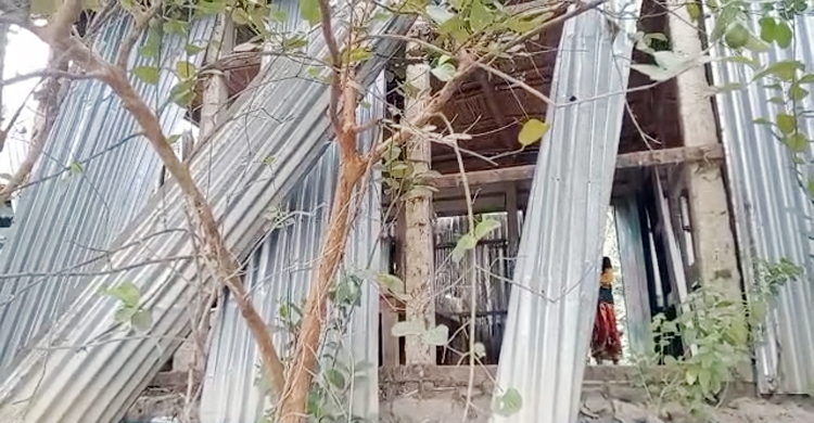 নরসিংদীতে পোস্টার ছেঁড়া নিয়ে হামলা, ১০ বাড়িঘর ভাঙচুর