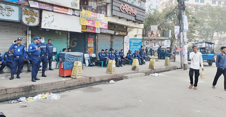 নারায়ণগঞ্জ-ঢাকা রুটে বাস চলাচল বন্ধ, ভোগান্তিতে যাত্রীরা