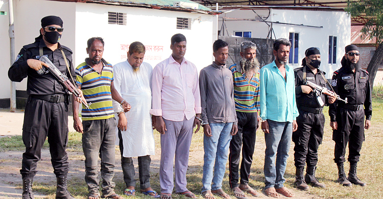 নরসিংদীতে ‘স্বাধীন বাহিনী’র সঙ্গে র‌্যাবের গোলাগুলি, গ্রেফতার ১২