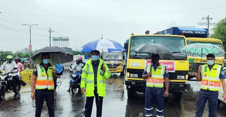 ঢাকা-চট্টগ্রাম মহাসড়কে কঠোর অবস্থানে প্রশাসন