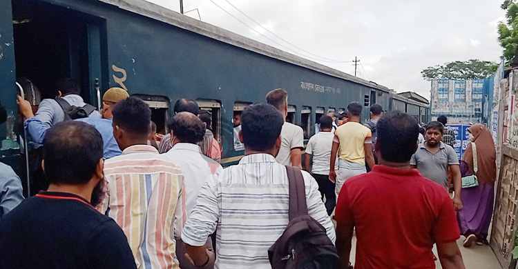 ঢাকা-নারায়ণগঞ্জ রুটে ট্রেনে যাত্রীর চাপ বেড়েছে