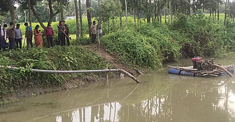 নারায়ণগঞ্জে অবৈধভাবে বালু তোলায় দুই ড্রেজার জব্দ