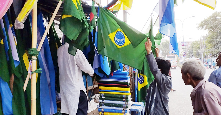 নারায়ণগঞ্জে পতাকা কেনার ধুম, চাহিদার শীর্ষে ব্রাজিল-আর্জেন্টিনা