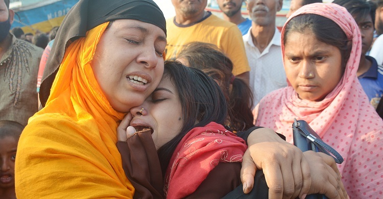 মা-ভাইকে হারিয়ে শীতলক্ষ্যার পাড়ে রেখার আহাজারি