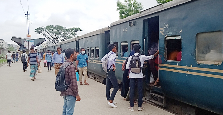 বাসভাড়া বৃদ্ধি, ঢাকা-নারায়ণগঞ্জ রুটে ট্রেনে যাত্রীদের চাপ