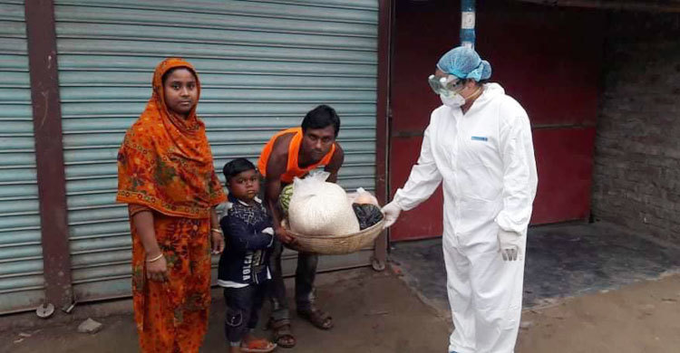 স্ত্রীর জমানো টাকায় ২০ পরিবারকে ত্রাণ দিলেন চা-বিক্রেতা