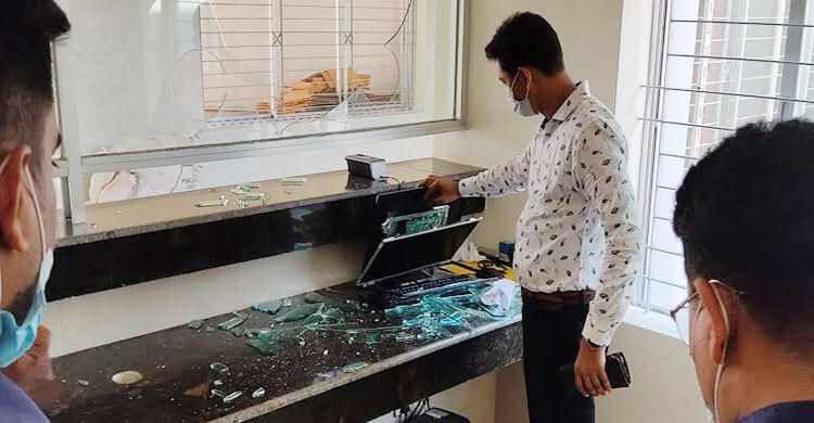 নারায়ণগঞ্জে পাসপোর্ট অফিসে ভাঙচুর, কানাডা প্রবাসী গ্রেফতার