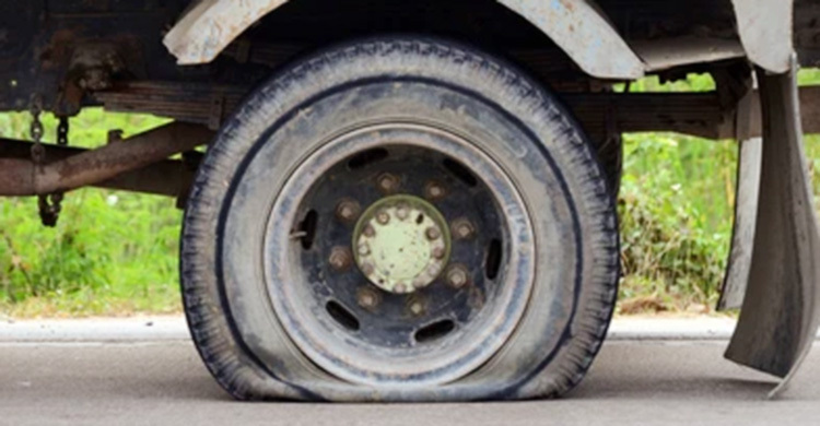 ট্যাংকলরির চাকা বিস্ফোরণে স্বামীর মৃত্যু, আহত স্ত্রী