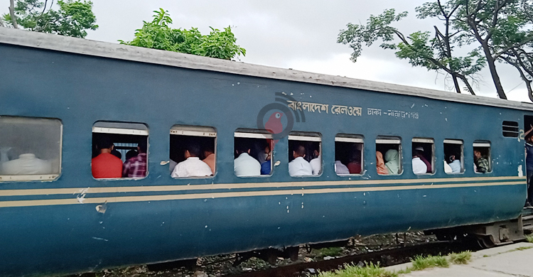 বাসভাড়া বৃদ্ধি, ঢাকা-নারায়ণগঞ্জ রুটে ট্রেনে যাত্রীদের চাপ