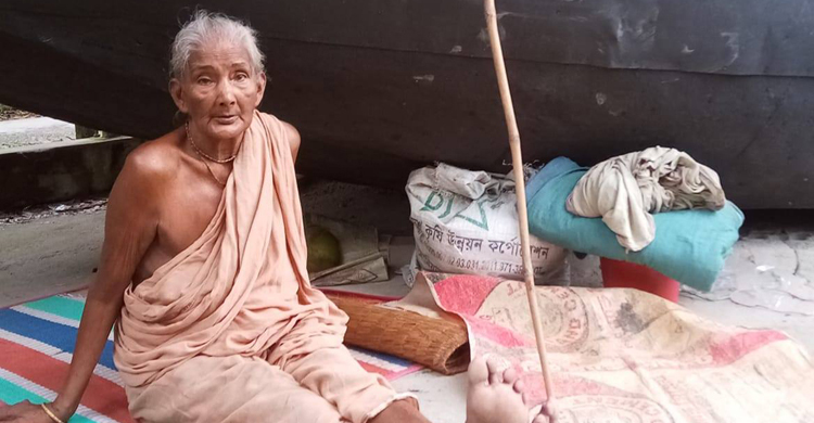জমি লিখে নিয়ে মাকে বের করে দিলেন সন্তানরা, রাত কাটছে নৌকায়