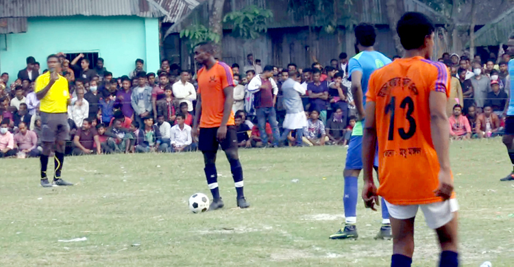 নড়াইলে ১৬ দলীয় ফুটবল প্রতিযোগিতায় চ্যাম্পিয়ন মহাজন একাদশ